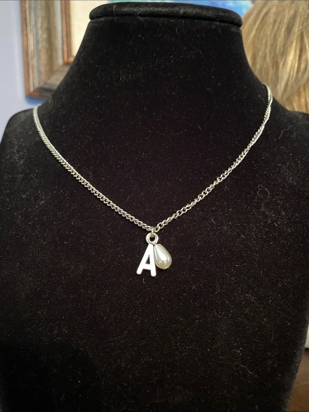 V! Pretty 9” necklace in good condition